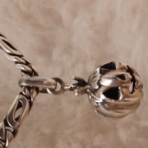 🎃 Jack-o-lantern pendant.